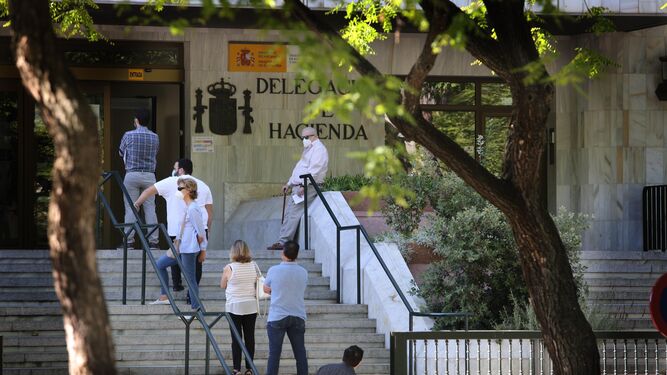 Colas en la delegación de la Agencia Tributaria en Jerez en la anterior campaña de la Renta.