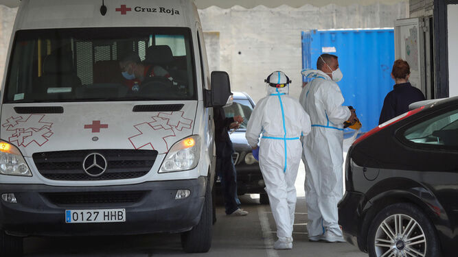 Este miércoles se ha registrado una mayor afluencia de vehículos en el autocovid del hospital de Jerez.
