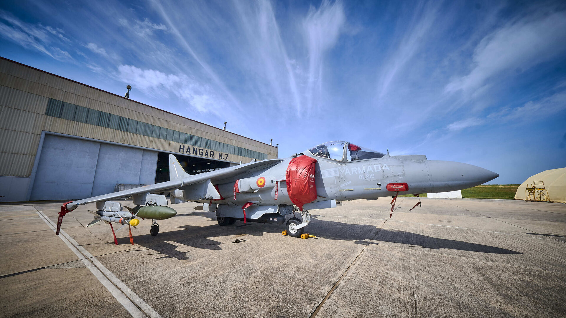 Uno de los Harrier de los utilizados para adiestramiento, cargado con material de simulaci&oacute;n: Misiles guiados con l&aacute;ser, bombas convencionales y dirigidas por GPS.