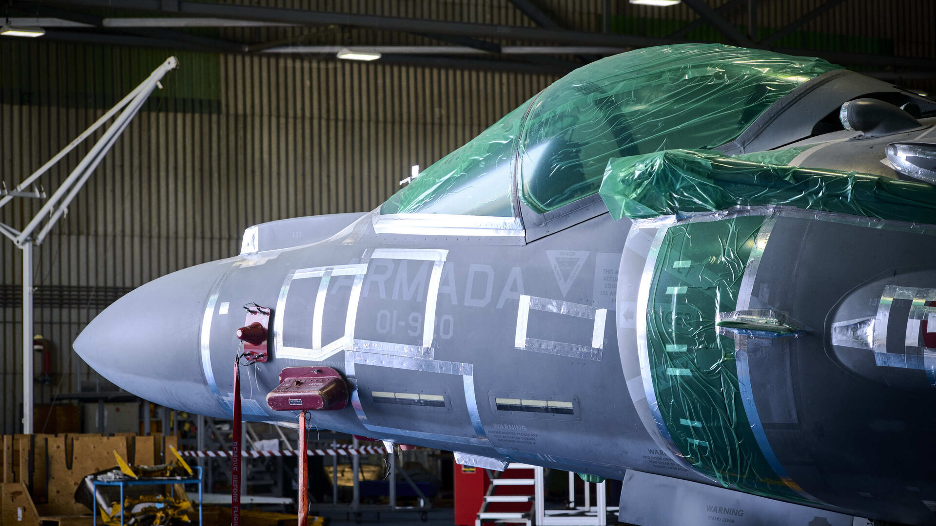 Un Harrier permanece embalado y protegido a la espera de su traslado para una reparaci&oacute;n mayor.