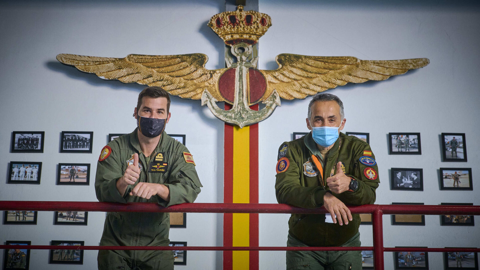El teniente Santiago Touri&ntilde;o (i) y el jefe de la escuadrilla, el capit&aacute;n Manuel Bouza (d), posan sobre la galer&iacute;a superior del hangar 7.