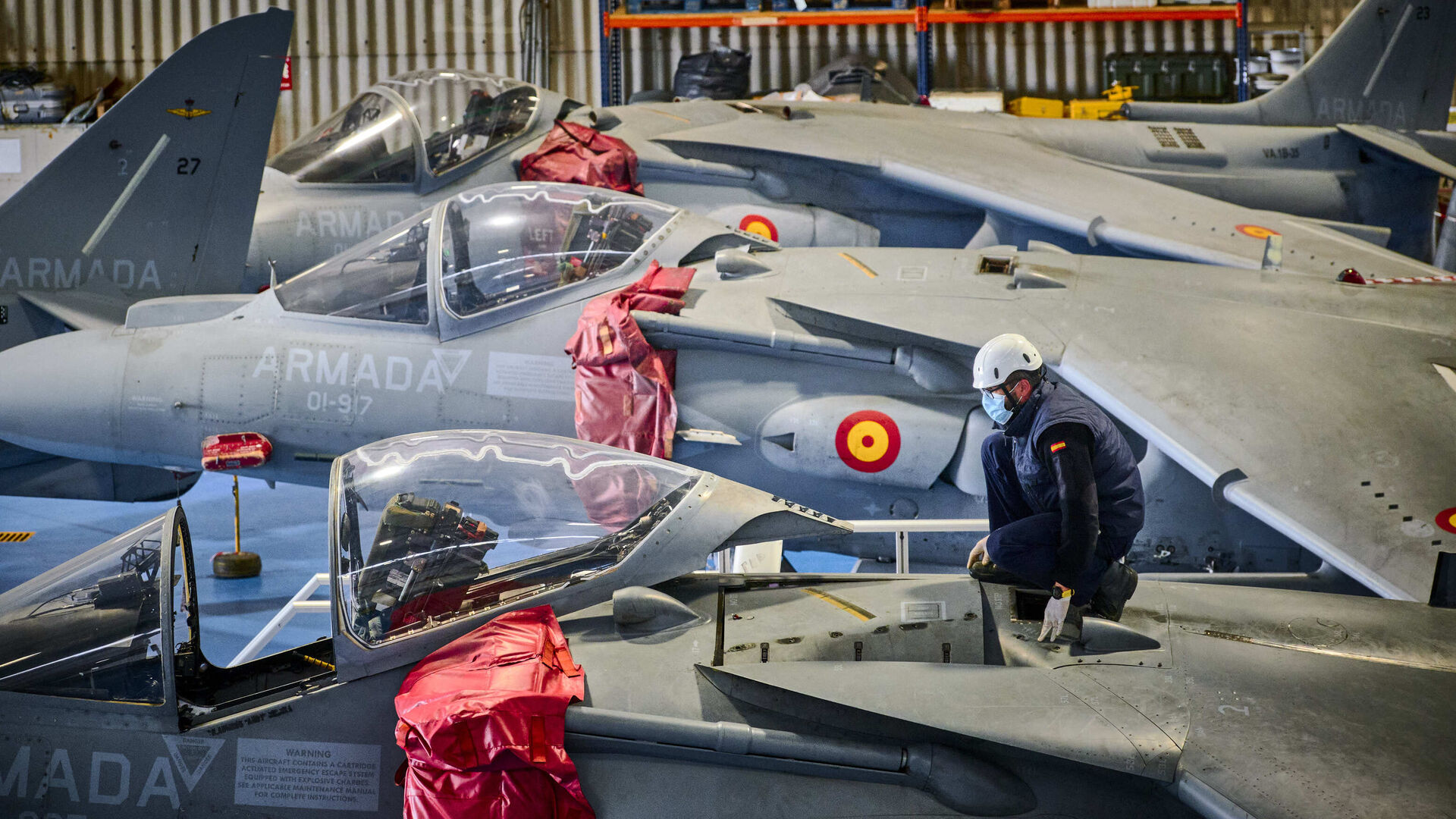 T&eacute;cnicos de mantenimiento de la Armada en plena faena de reparaci&oacute;n o revisi&oacute;n de los Harriers.