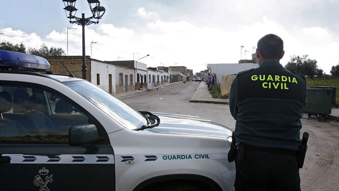 Un agente de la Guardia Civil vigilando una calle de Puerto Serrano.