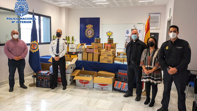 Imagen de los alimentos donados por la Policía Nacional y por Isoje.