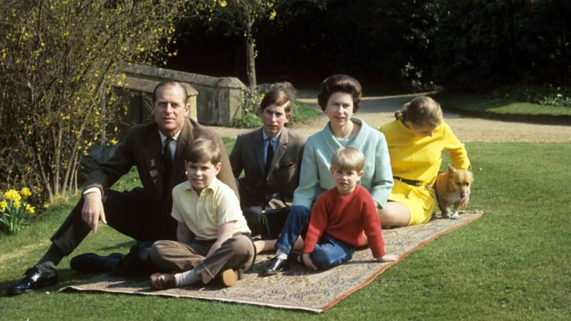 La familia, al completo, en los jardines de Buckigham.