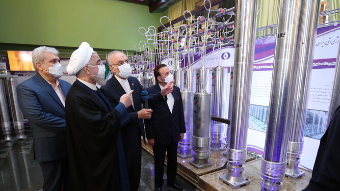 El presidente iraní, Hassan Rouhani, visita una central nuclear en Teheran para celebrar los logros del país.