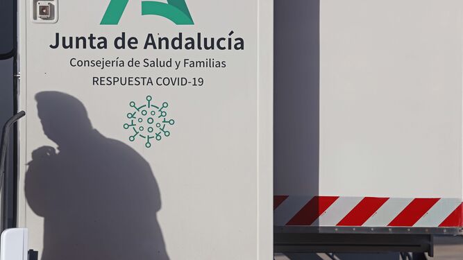 Un hombre acude a un punto de diagnóstico de coronavirus en La Línea de la Concepción (Cádiz).