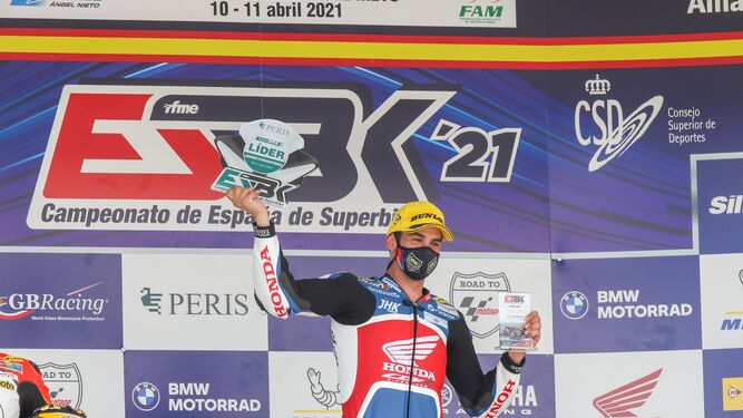 Jordi Torres, en el podio del Circuito de Jerez tras ganar en Superbike.