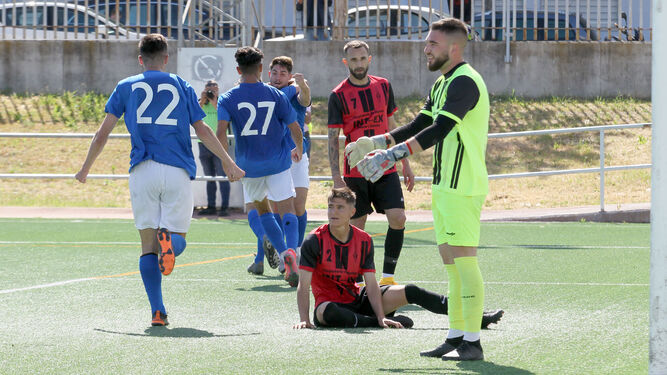 Los jugadores del Xerez DFC B celebran el 1-0 de Salvi.