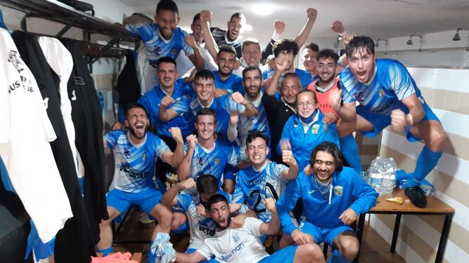 Los jugadores del Guadalcacín celebraron a lo grande el triunfo en el vestuario.