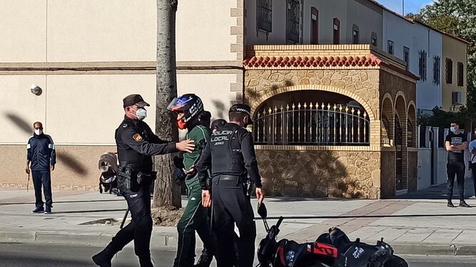 Un joven es interceptado por la Policía en la avenida Blas Infante.