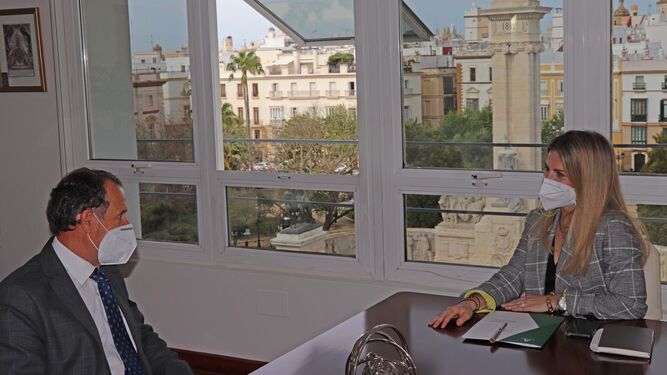 Un momento del encuentro mantenido este lunes entre la delegada del Gobierno Andaluz en Cádiz y el alcalde de Chiclana.