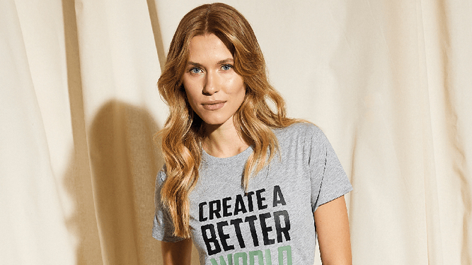 Una de las camisetas ecológicas de plástico reciclado con las que Aldi se apunta a la moda sostenible a precios 'low cost'.
