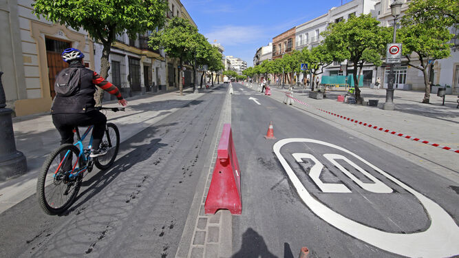 Un ciclista este martes por el carril-bici de Corredera, aún sin señalizar.