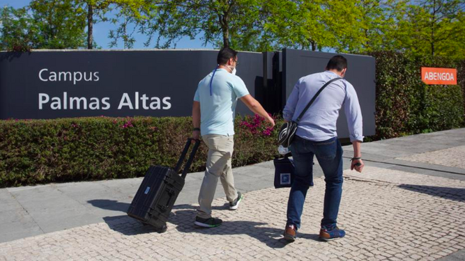 Dos agentes de la Guardia Civil de paisano entran en las instalaciones de Abengoa en Palmas Altas, el pasado martes.
