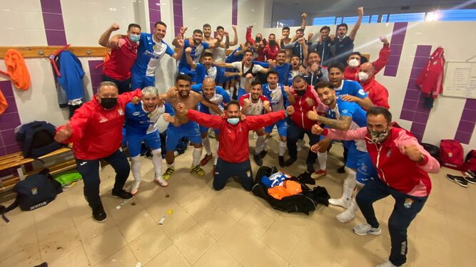 Los jugadores del Xerez CD celebran a lo grande su triunfo en el Ciudad de Lepe.
