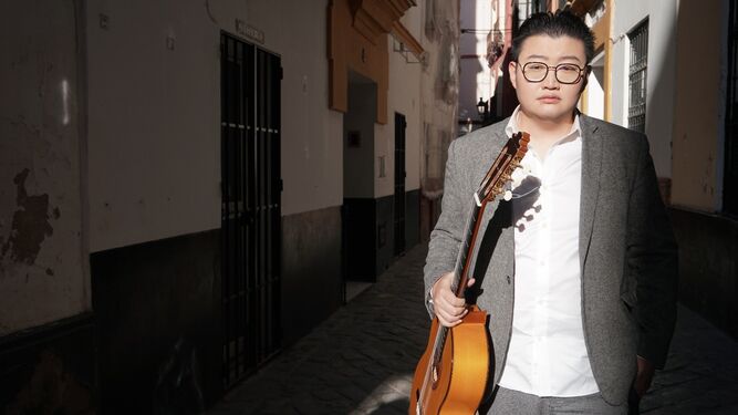 Wang Can, con su guitarra flamenca, en una calle de Sevilla.