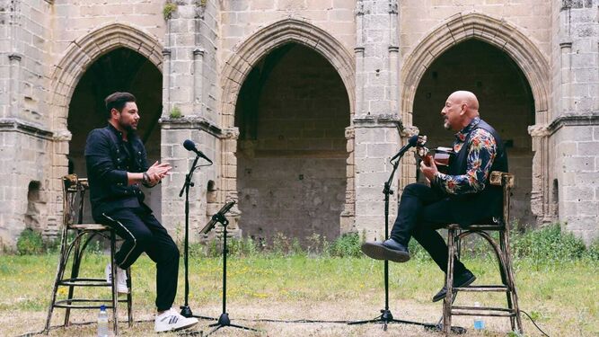 Una imagen de la grabación, con Miguel Poveda y Javier Ruibal, en el Monasterio de la Victoria.