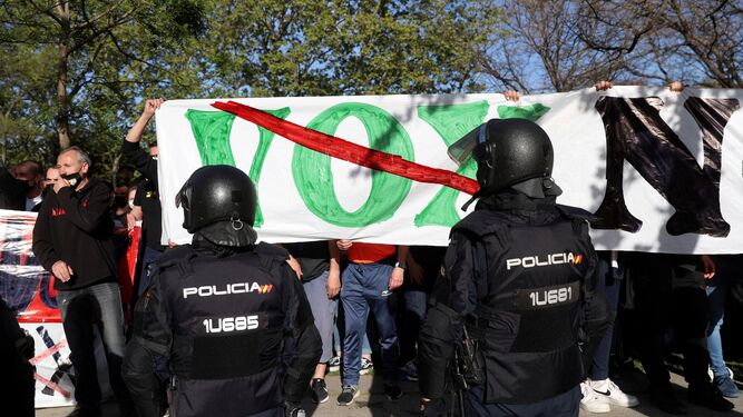 Cordón policial durante el mitin de Vox en Vallecas.
