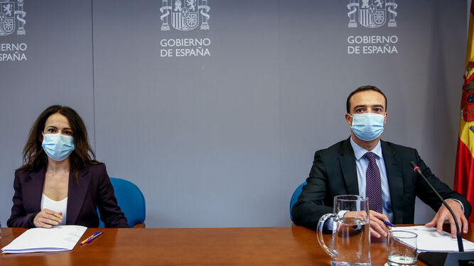 La secretaria de Estado de Sanidad, Silvia Calzón Fernández, y el subsecretario de Sanidad, Alfredo González Gómez, en rueda de prensa este jueves.