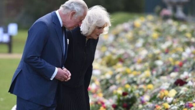 El príncipe Carlos y su esposa leen algunos de los mensajes de los británicos en recuerdo del duque de Edimburgo.