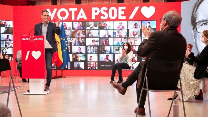 El candidato del PSOE a la Comunidad de Madrid, Ángel Gabilondo, y el presidente del Gobierno, Pedro Sánchez, durante un acto electoral semipresencial en Ferraz este domingo.