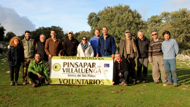Miembros de la Sociedad, a principios de marzo en una visita técnica a la Sierra de los Pinos donde se está recuperando el Pinsapar Perdido de Villaluenga.