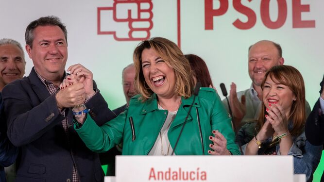 Susana Díaz, junto a Juan Espadas y Verónica Pérez, en una noche electoral.