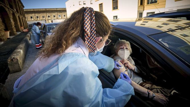 Una mujer recibe el fármaco en el punto de vacunación ubicado en la Casa del Niño Jesús, en Cádiz.