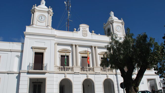 La Agencia Tributaria reclama al Ayuntamiento el abono de los 63.000 euros no retenidos a un empleado municipal.