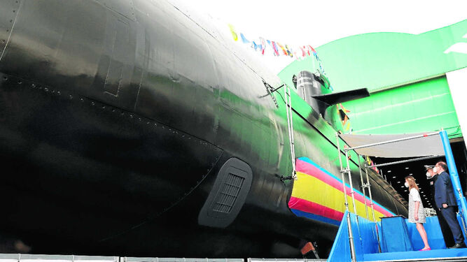 El Rey y la Princesa de Asturias, tras la puesta a flote del submarino 'S-81 Isaac Peral'.