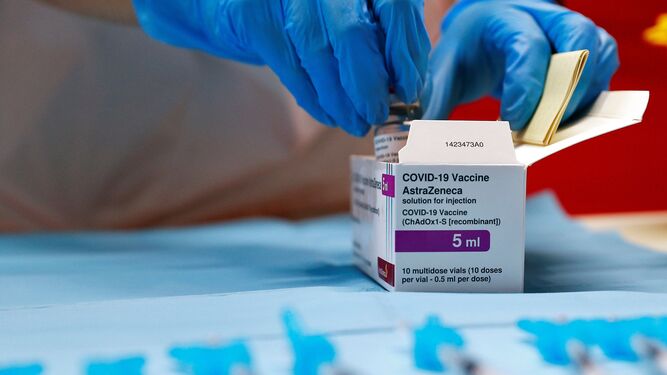 Un sanitario manipula una caja de la vacuna de Astrazeneca.