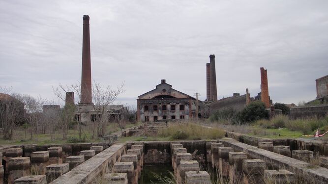 Panorámica de las antiguas instalaciones mineras en el centro industrial de Peñarroya.