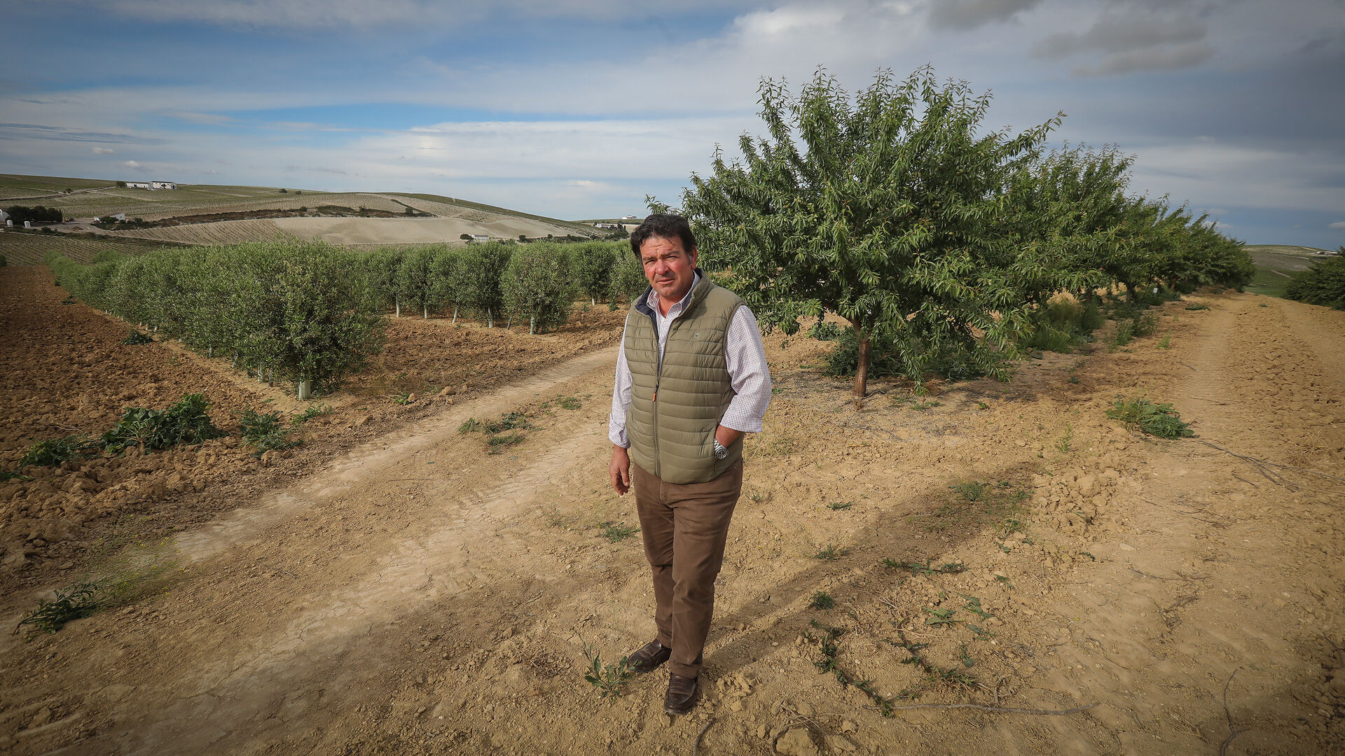 Alexis Ferral fotografiado entre olivos y almendros de su propiedad.