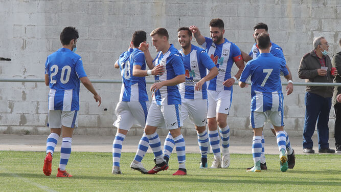 Los jugadores del Jerez Industrial celebran uno de los goles al Chiclana Industrial.