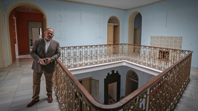 Fulgencio Meseguer, ayer sábado en la primera planta de la casa palacio de Casares.