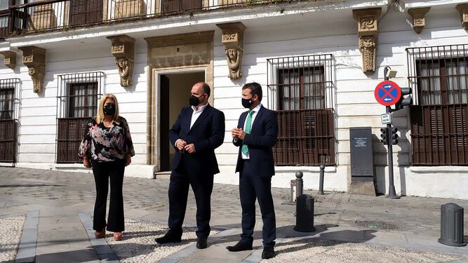 Mamen Sánchez, Fulgencio Meseguer y Julio Millán ante el palacio de Casares.