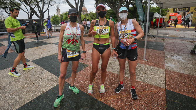 María Rosa Cárdenas, ganadora de la Media Maratón, flanqueda por Toñi Bosch, del Maratón Jerez (dorsal 502) y Sara Candelario, tercera y segunda respectivamente.