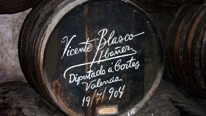 Bota con la firma de Vicente Blasco Ibáñez.