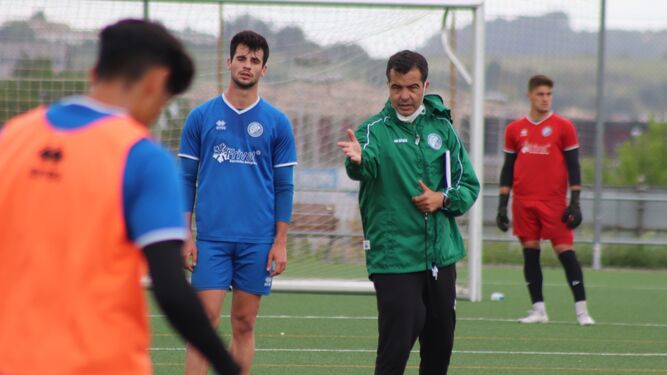 Pérez Herrera, junto a Curro Rivelott, da instrucciones a sus jugadores en el entrenamiento de este lunes en Picadueñas.
