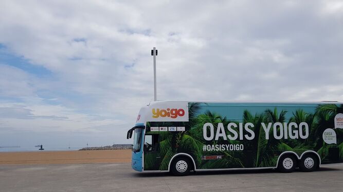 El autobús de #OasisYoigo en las playas de Almería.