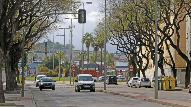 La avenida Blas Infante; en el semáforo se ha instalado una cámara de vigilancia.