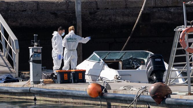 La Policía Científica analiza una embarcación propiedad del hombre desaparecido con sus dos hijas y que fue hallada en alta mar sin ocupantes.