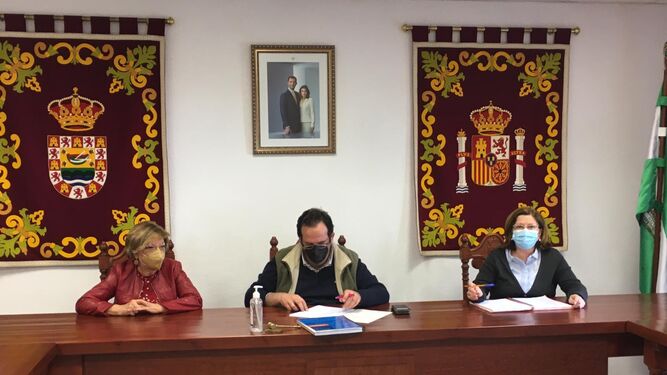 Imagen de la firma del convenio con el Ayuntamiento de La Barca.