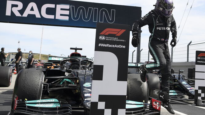 Lewis Hamilton se baja del coche tras ganar el Gran Premio de Portugal.