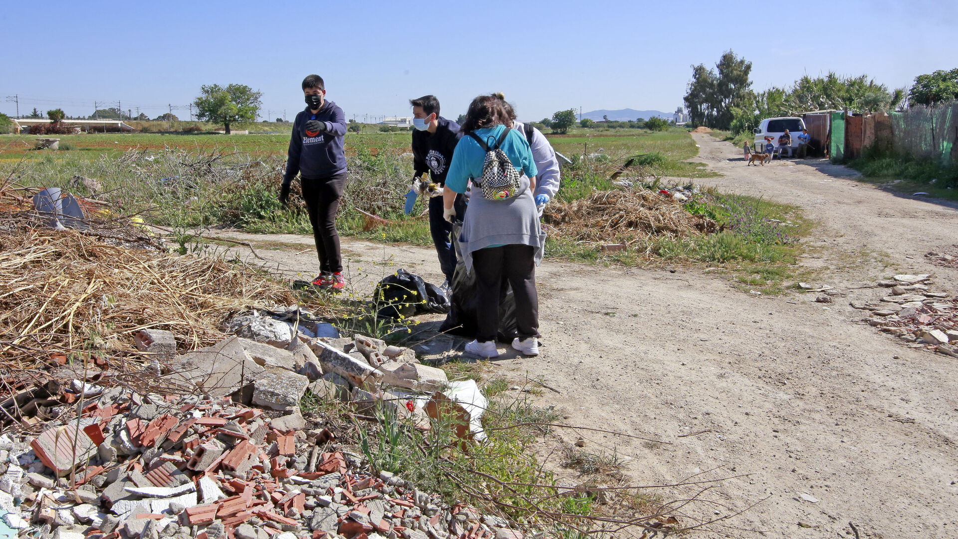 Im&aacute;genes del grupo Zero Waste de Jerez con voluntarios en la zona de San Jos&eacute; Obrero