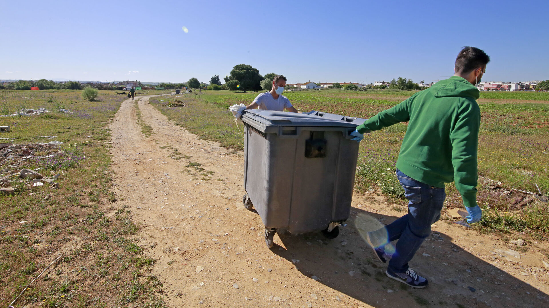 Im&aacute;genes del grupo Zero Waste de Jerez con voluntarios en la zona de San Jos&eacute; Obrero