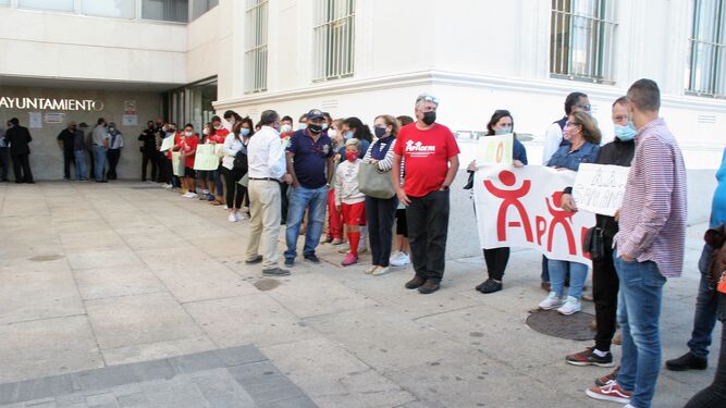Una de las protestas realizadas el pasado año por las asociaciones para reclamar al Ayuntamiento el pago de las ayudas.