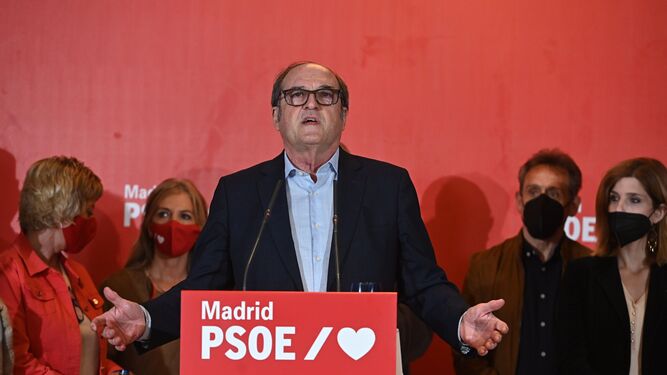 El candidato del PSOE a la presidencia de la Comunidad de Madrid, Ángel Gabilondo, ante los medios esta noche en un  hotel madrileño.