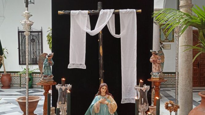 La Cruz de Mayo, colocada en el patio de San Juan de Dios